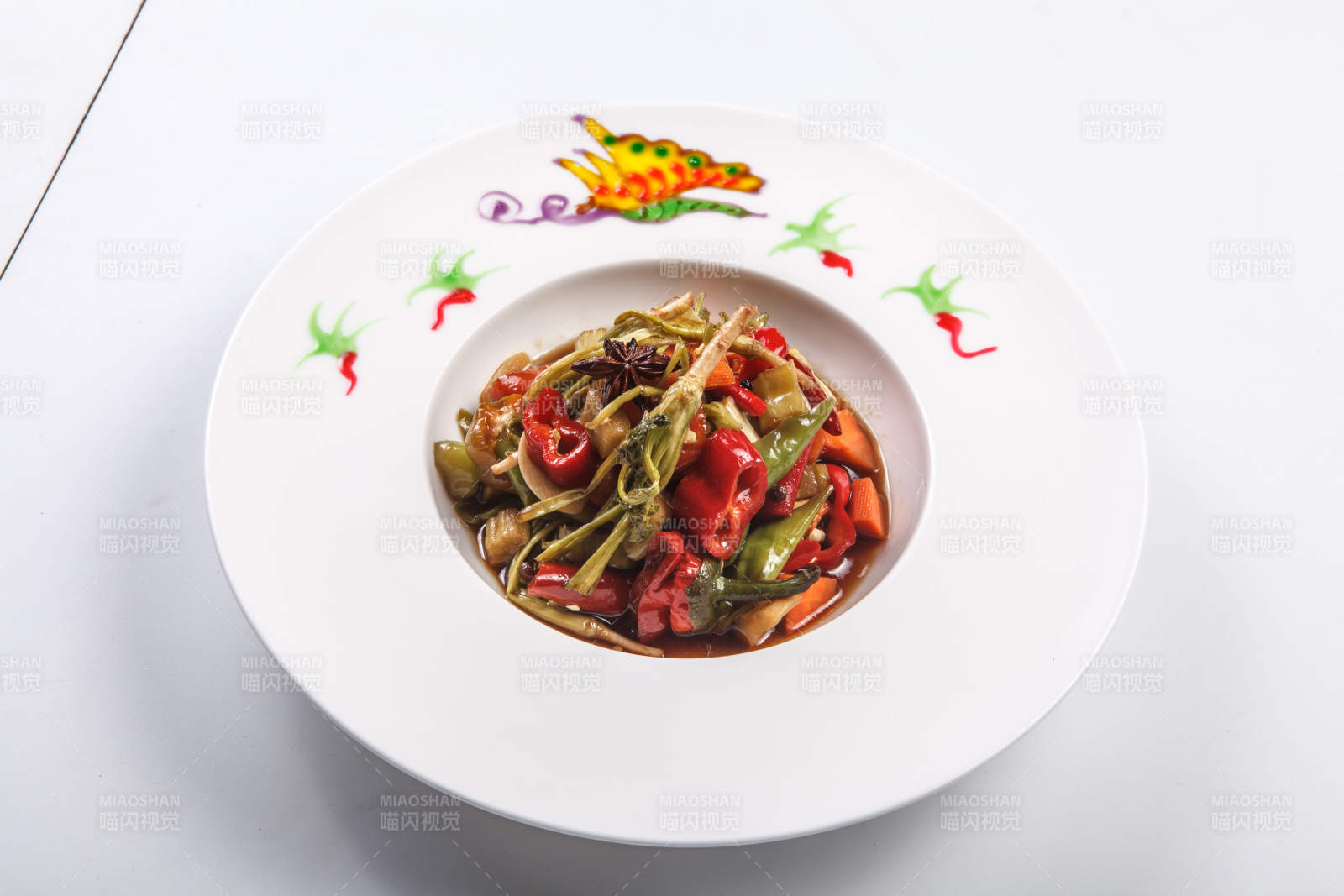 白色瓷盤裝的美味菜根香
