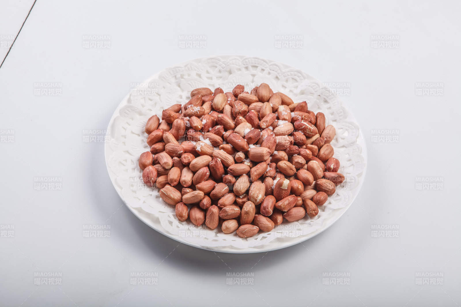 白色瓷盤裝的一碟花生米