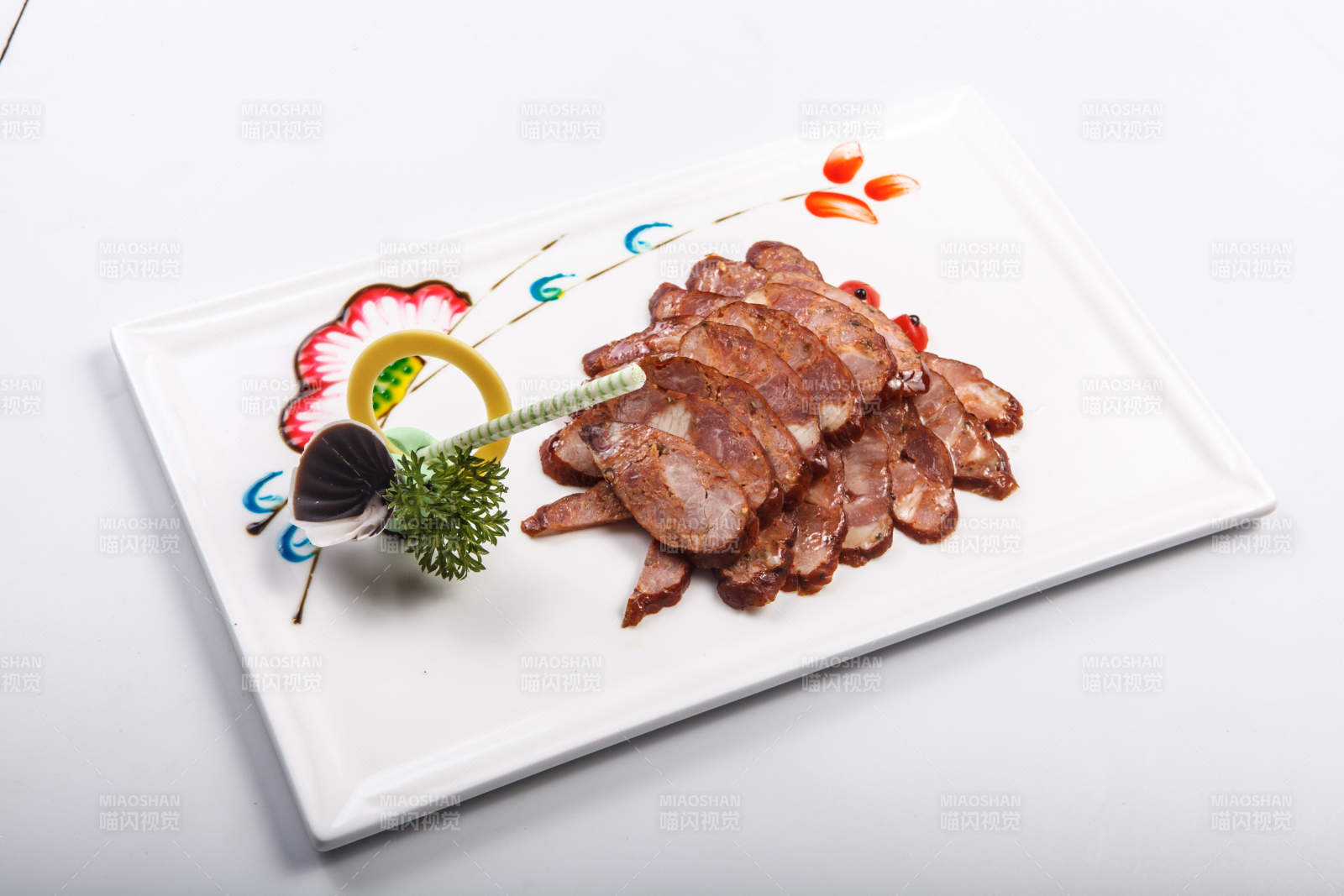 白色瓷盘装的川味麻辣肠