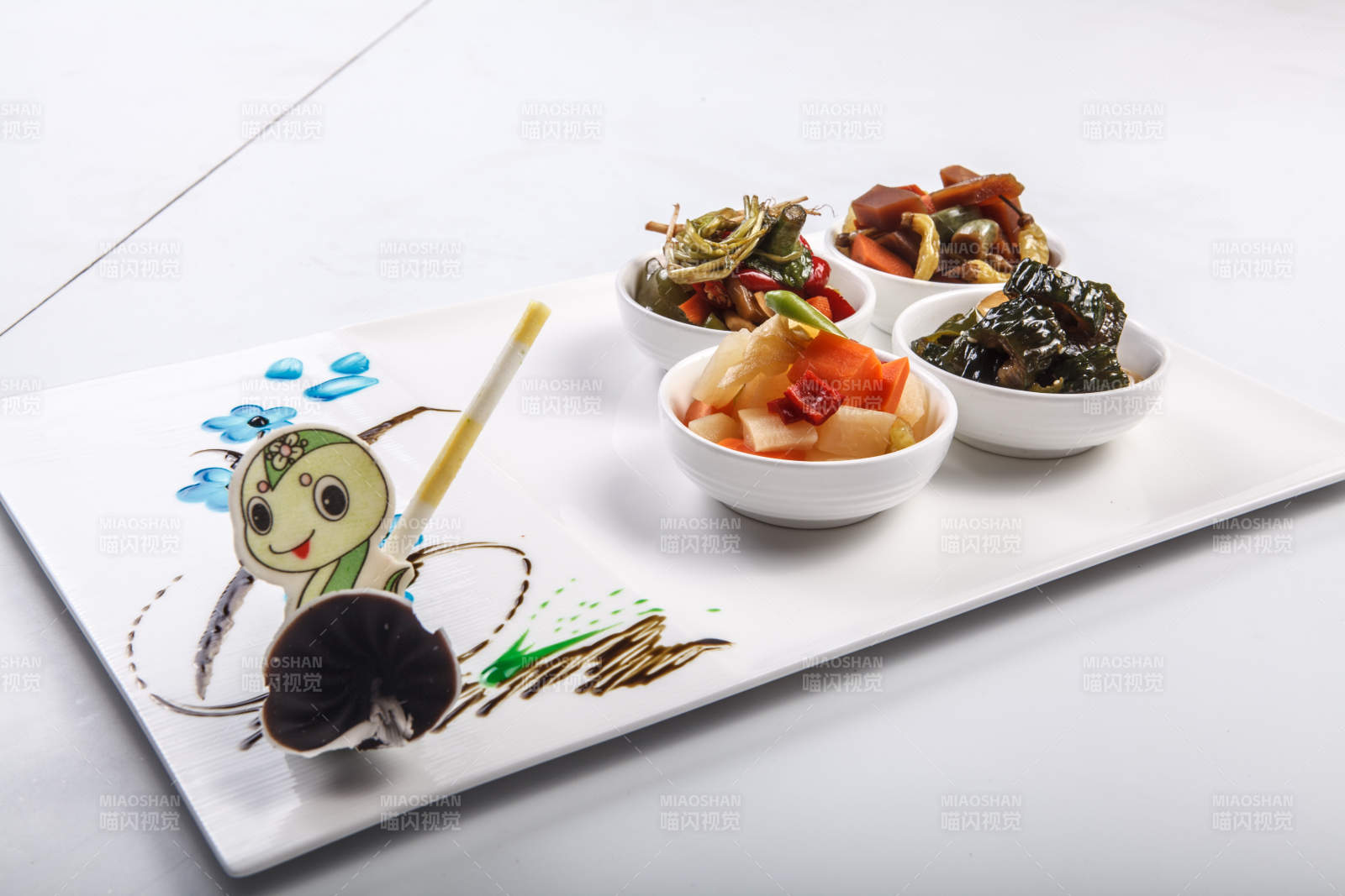 白色背景上的酱菜拼盘