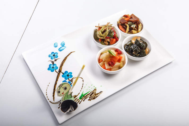 白色背景上的酱菜拼盘