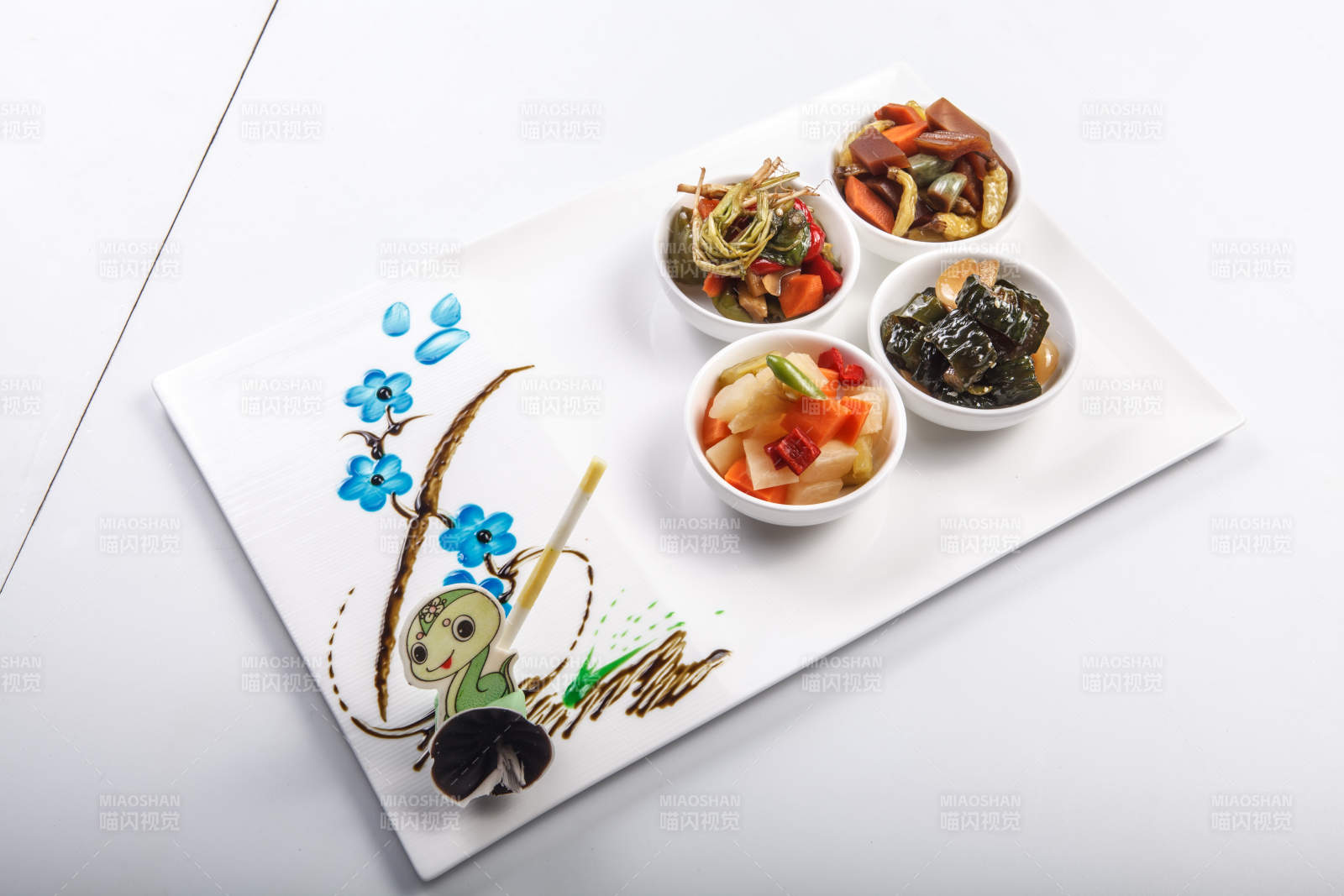 白色背景上的酱菜拼盘