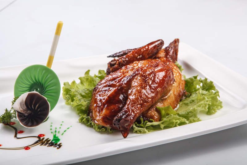 白色瓷盘装的半只脆皮鸡