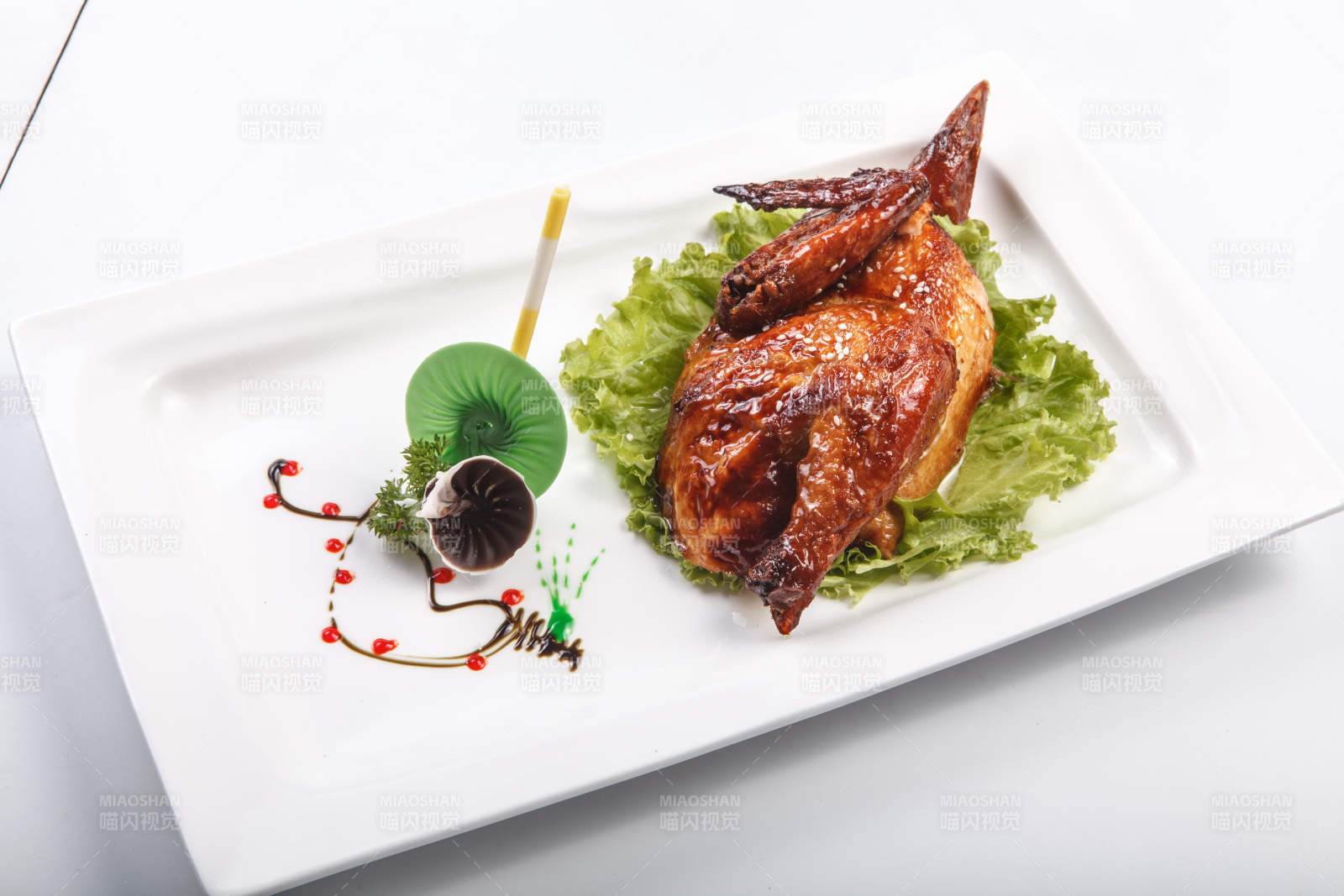 白色瓷盘装的半只脆皮鸡