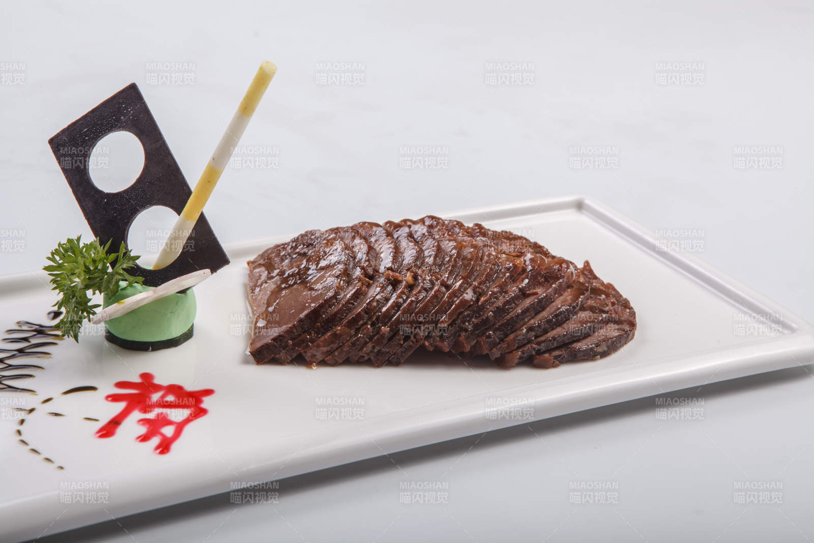 白色瓷盤裝的五香醬肉切片