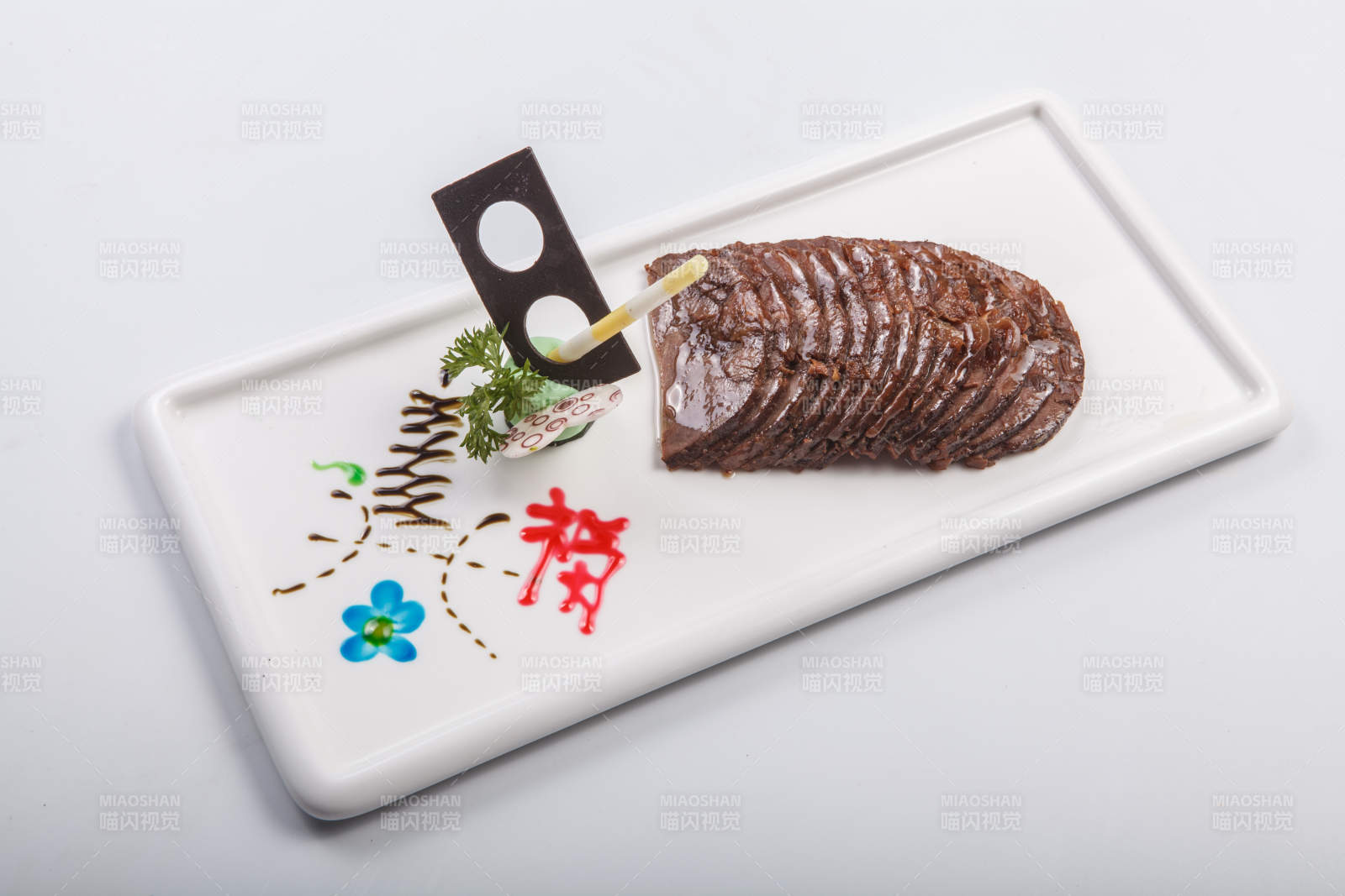 白色瓷盤裝的五香醬肉切片