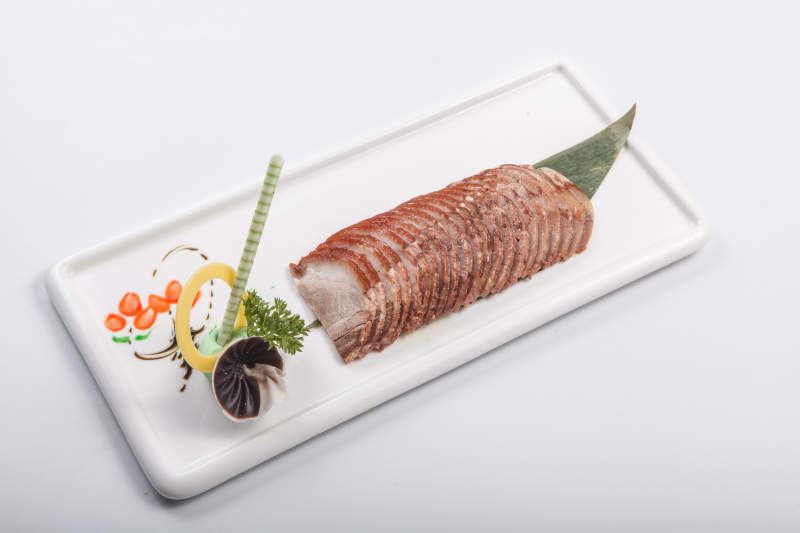 白色瓷盤裝的五香醬肉切片