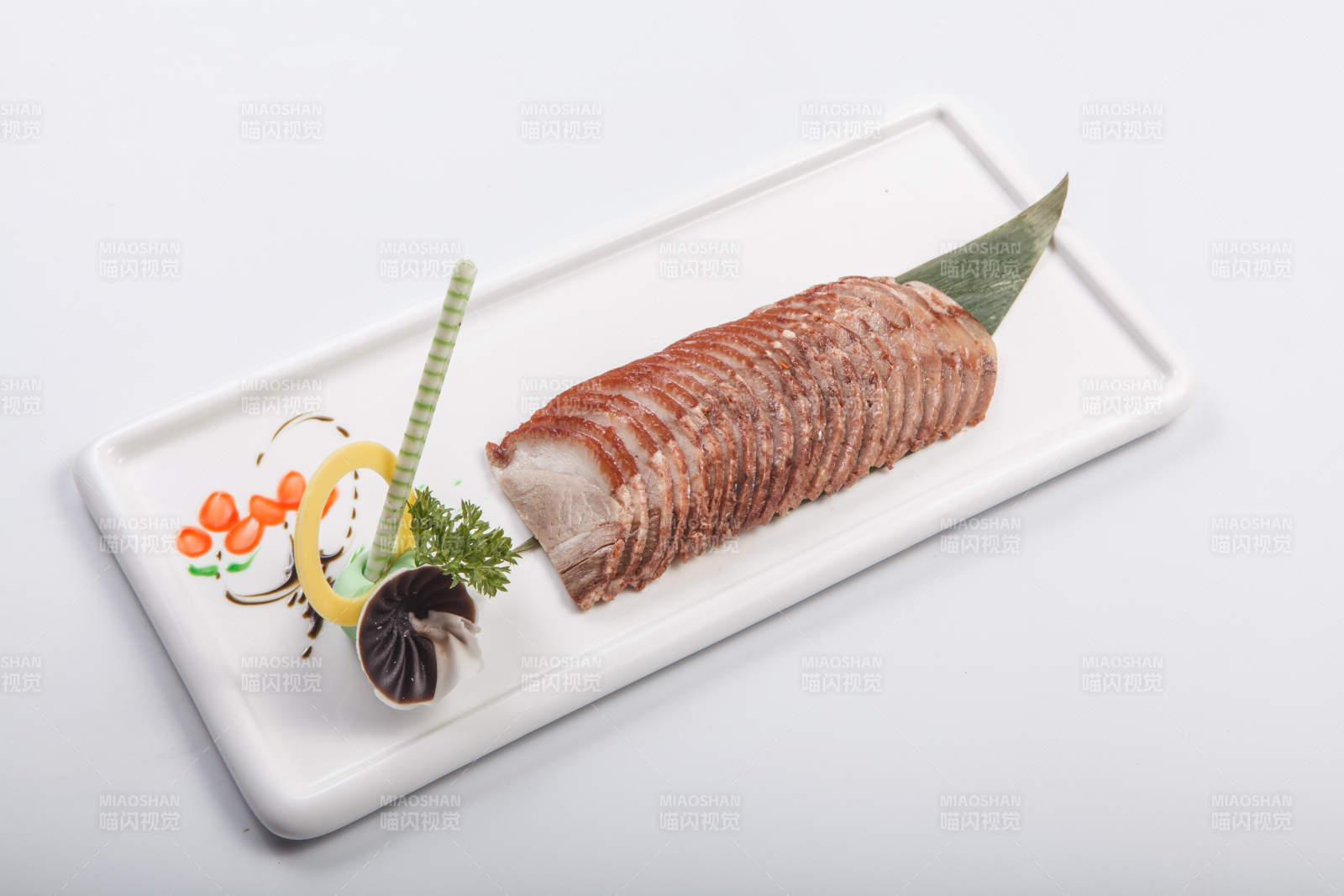 白色瓷盤裝的五香醬肉切片