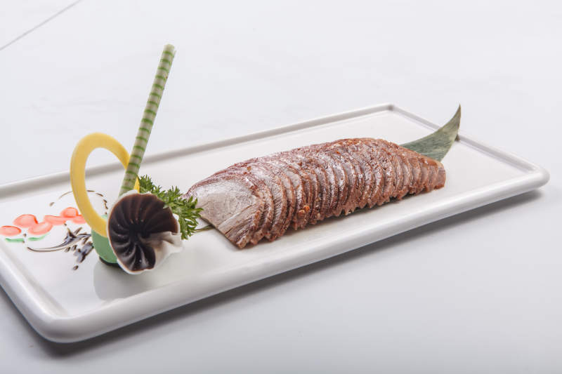 白色瓷盘装的五香酱肉切片