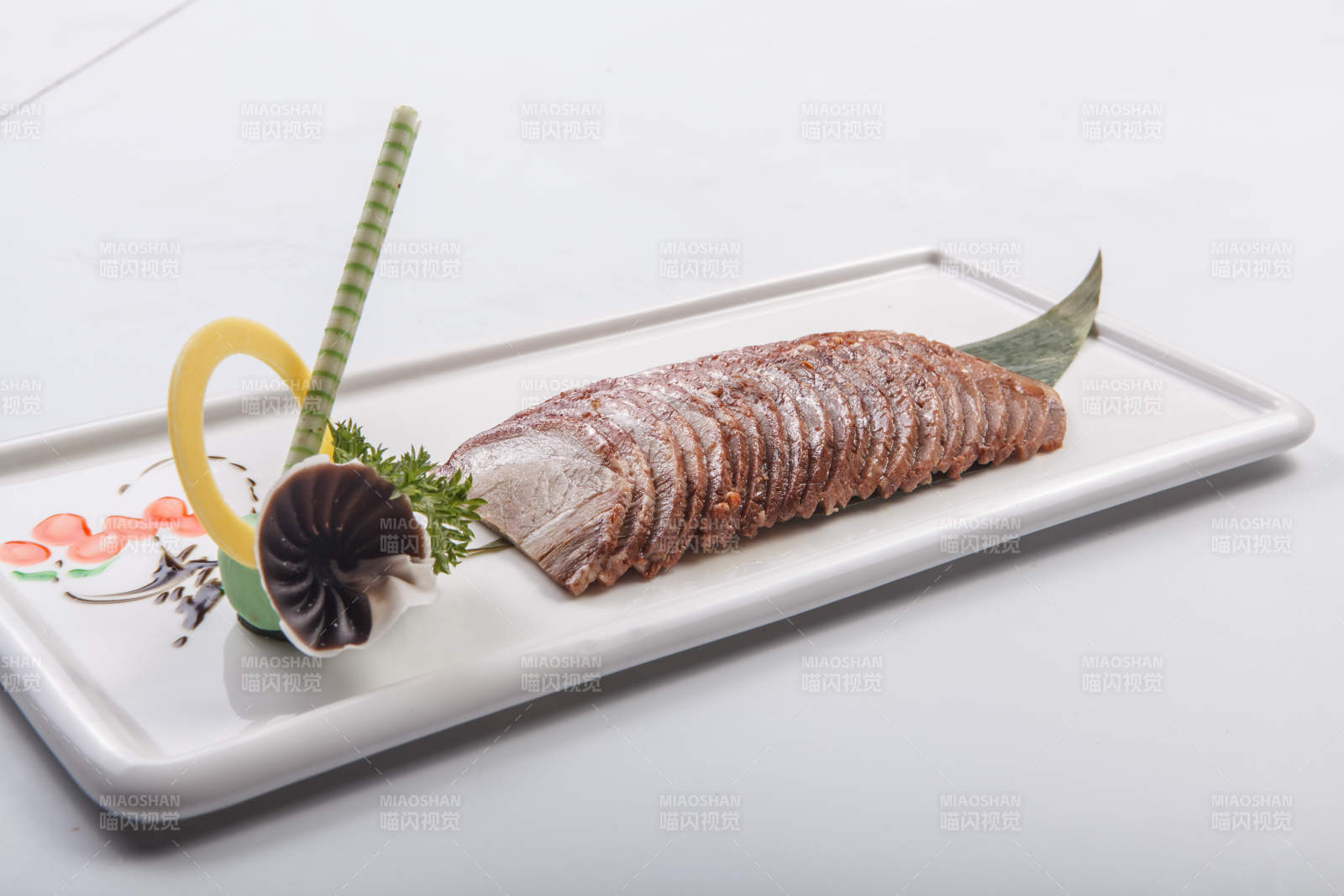 白色瓷盘装的五香酱肉切片