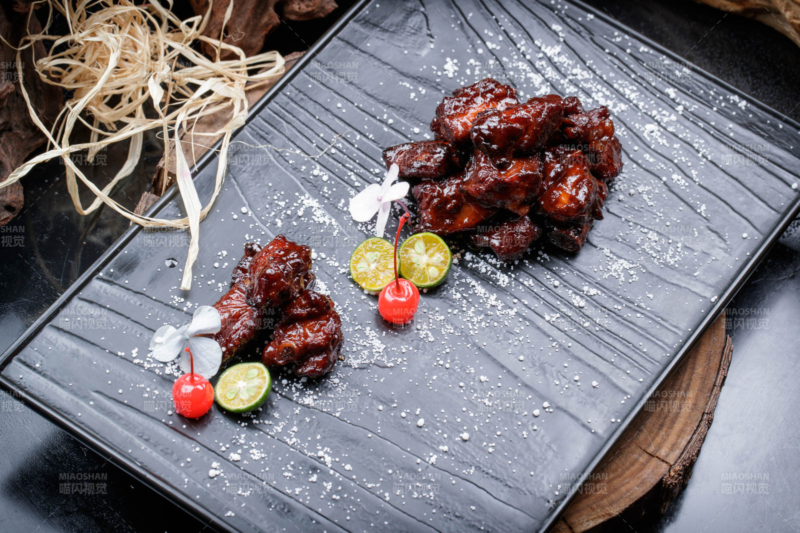 蜜汁叉烧小排骨摆放在樟木砧板上