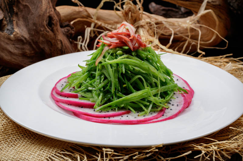 圆形瓷盘装的火龙果青瓜苗摆放在麻布垫子上