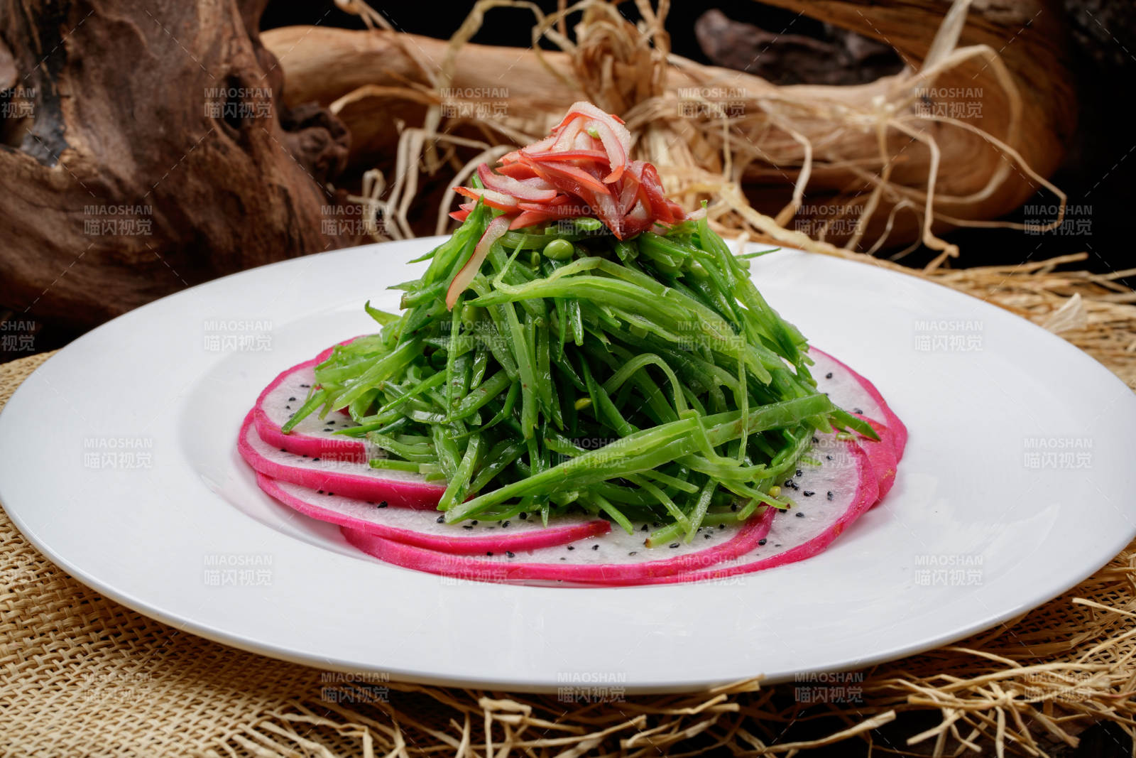 圆形瓷盘装的火龙果青瓜苗摆放在麻布垫子上