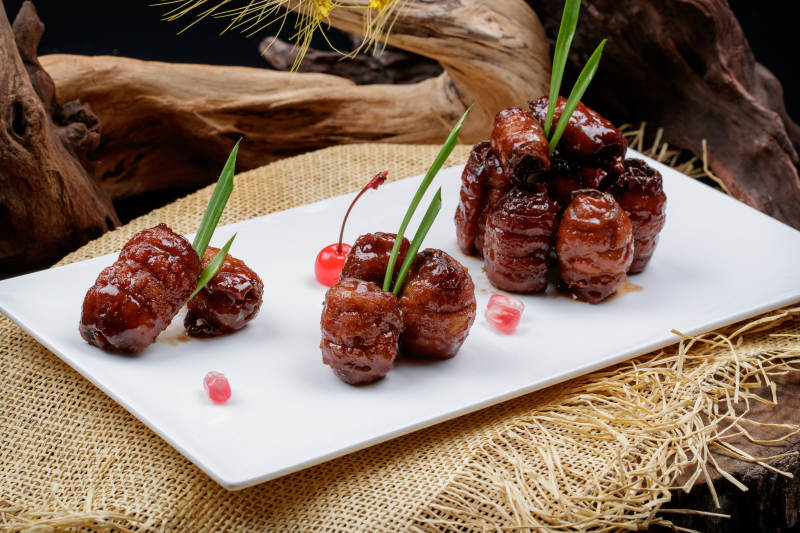 烟熏蜜汁带鱼卷摆放在麻布垫子上