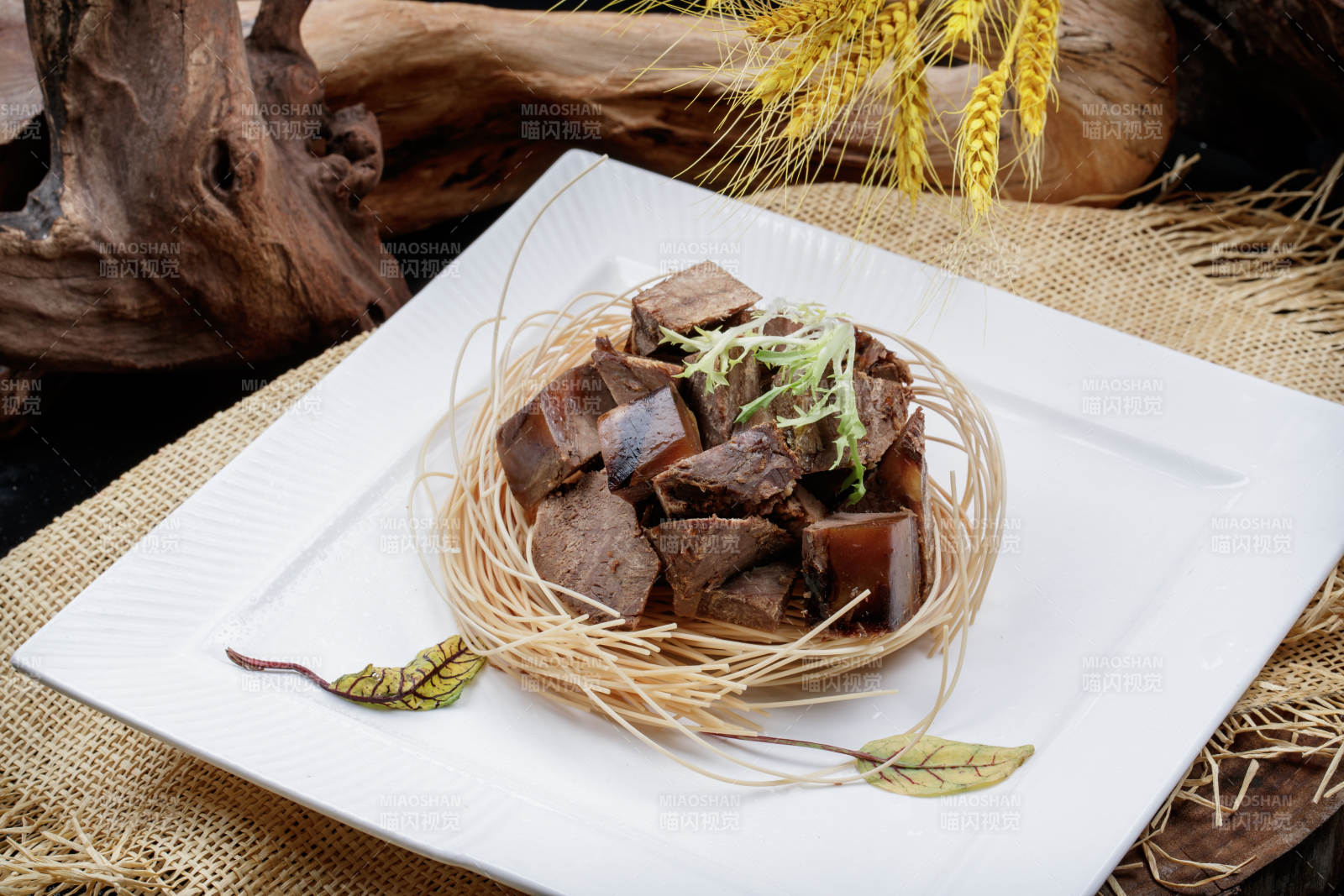 方形瓷盤裝的老鹵湯牛方粒擺放在麻布?jí)|子上