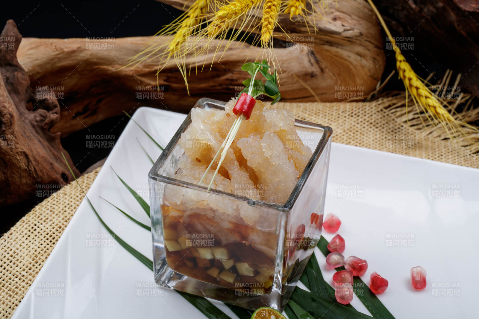 玻璃方盅装的老醋蛰头摆放在樟木砧板上