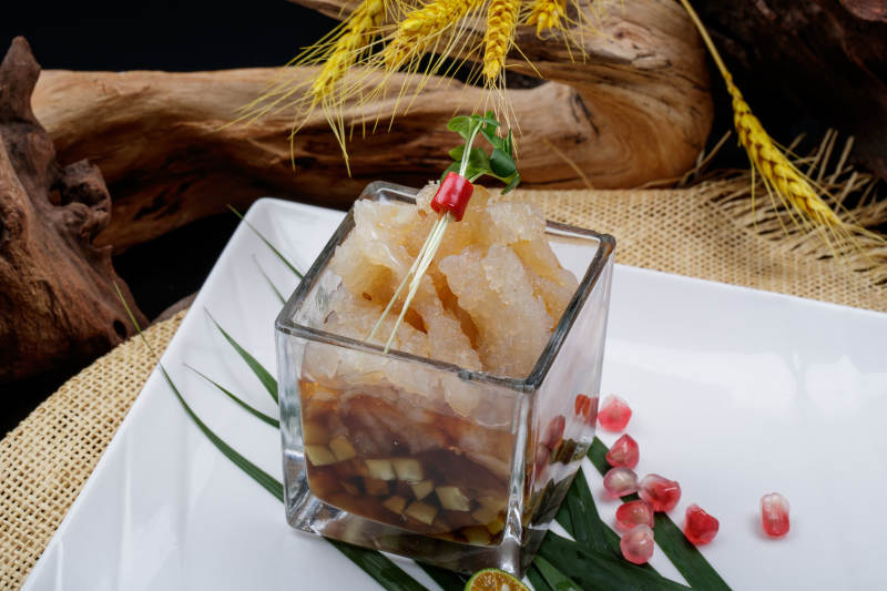 玻璃方盅装的老醋蛰头摆放在樟木砧板上