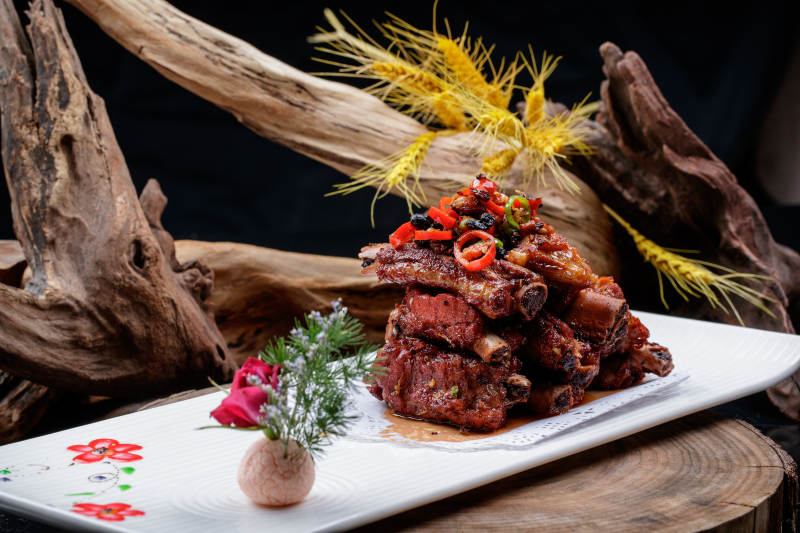 長方形瓷盤裝的豆豉蒸排骨擺放在樟木砧板上