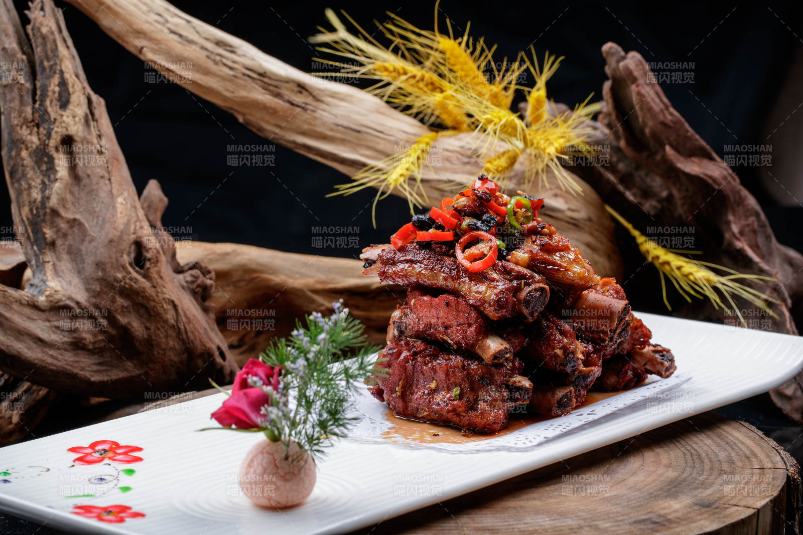 長方形瓷盤裝的豆豉蒸排骨擺放在樟木砧板上