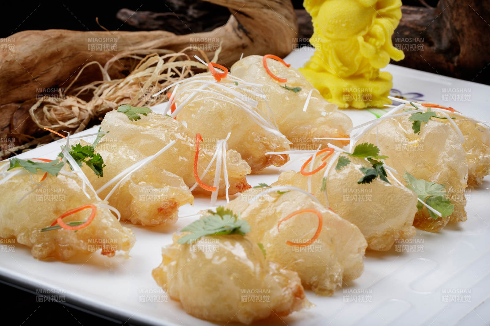 油炸气泡大明虾泡泡虾摆放在黑色背景上