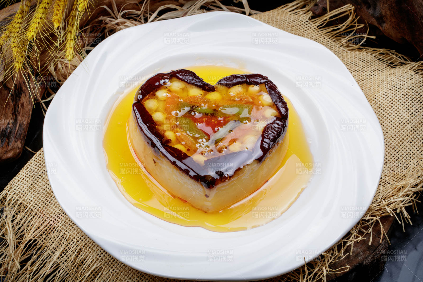 白色瓷盤裝的婚宴甜品糯米八寶飯