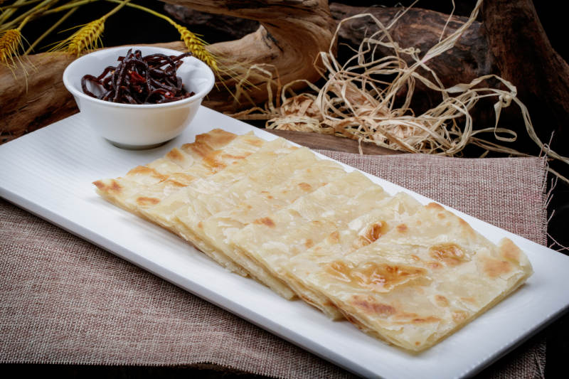 老咸菜香酥餅擺放在麻布?jí)|子上