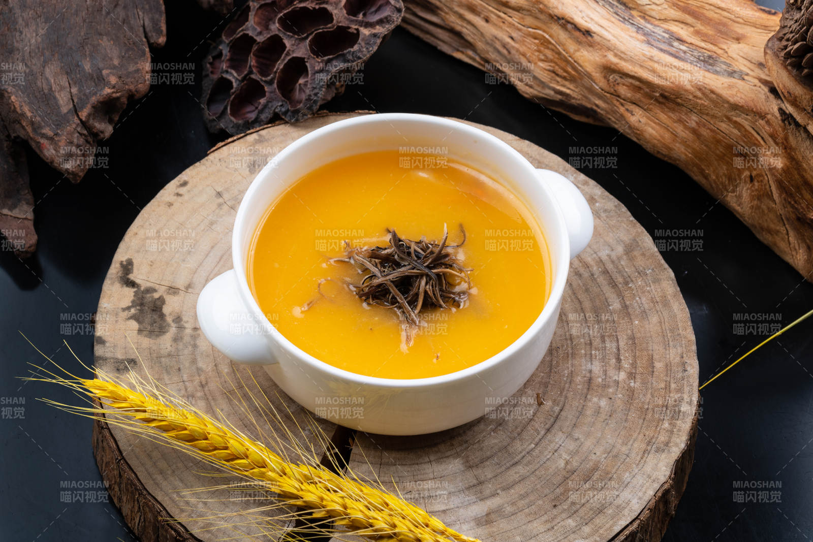 白瓷碗装的营养南瓜羹