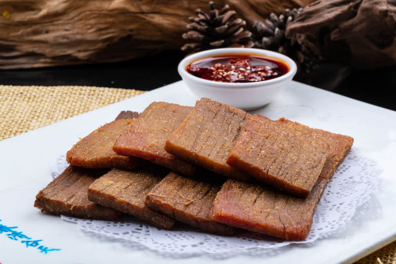 白色瓷盘装的脆香牛瓜条