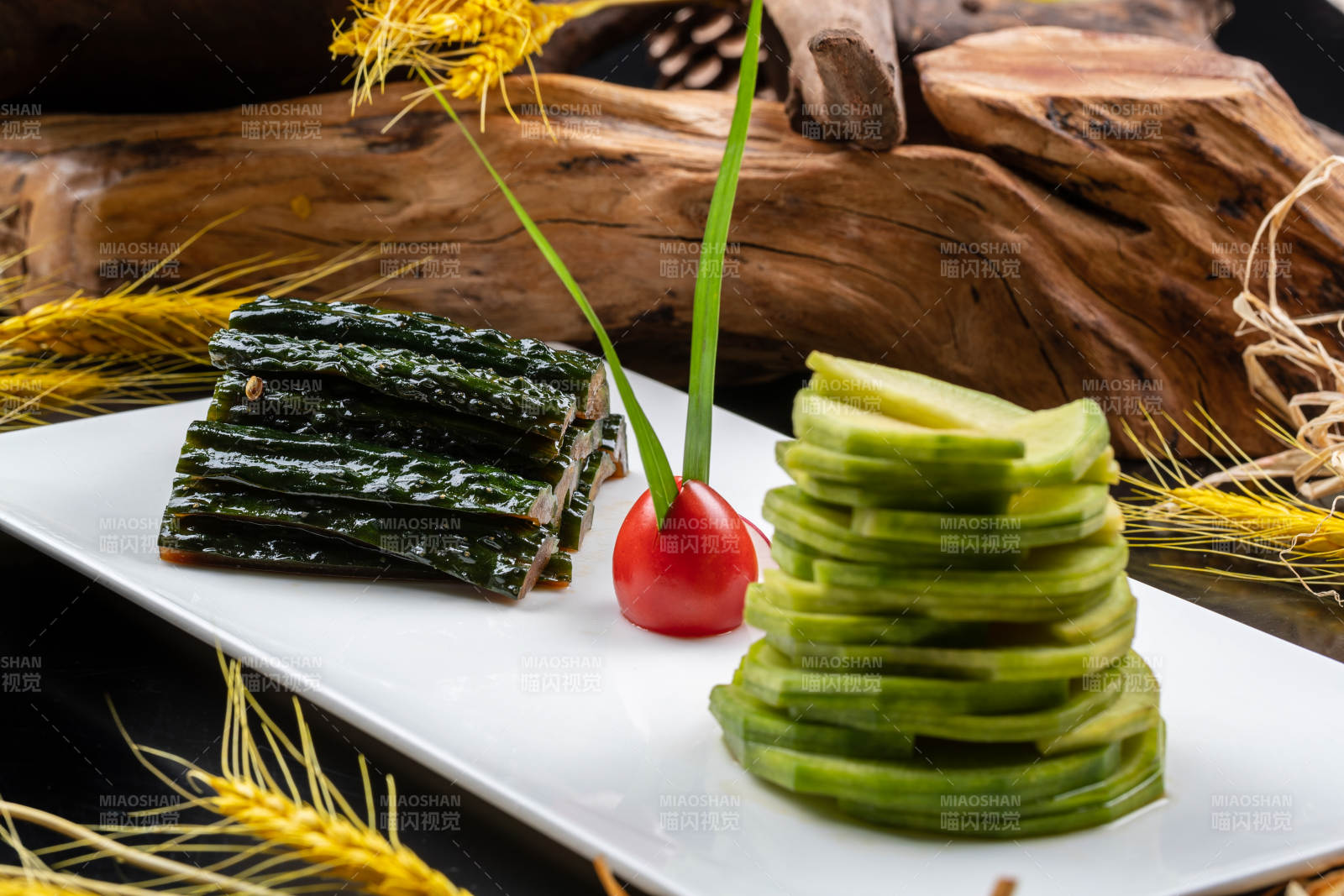 乳瓜拼青萝卜摆放在黑色背景上图片