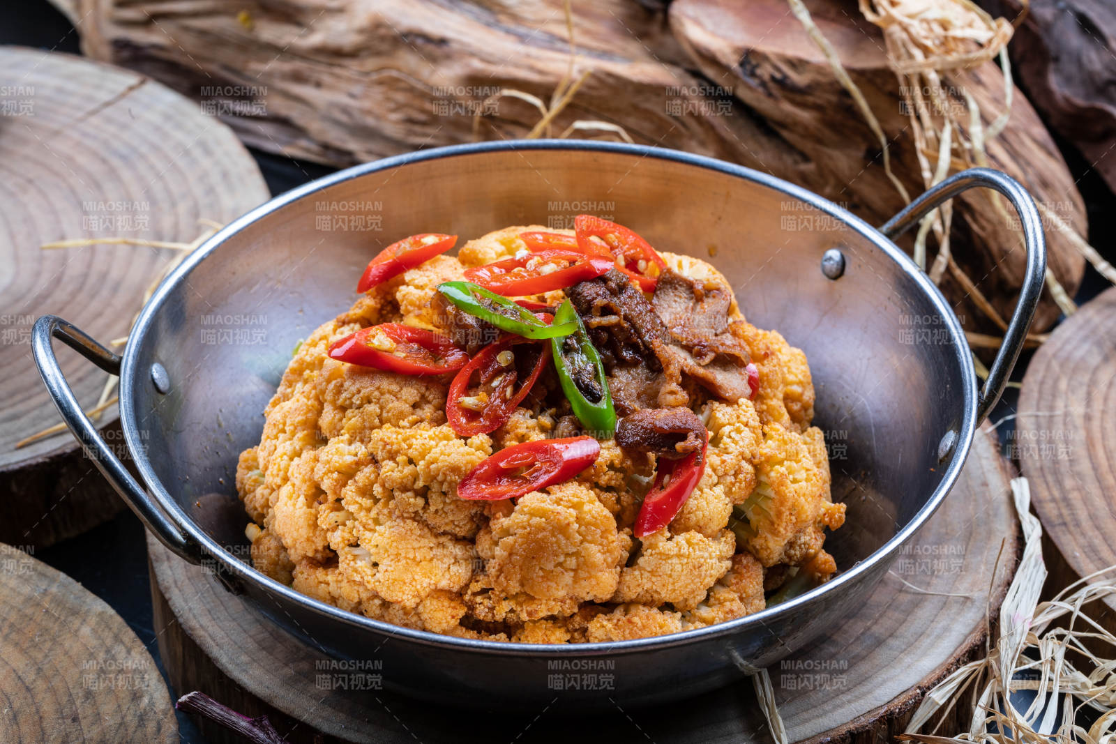 铁锅装的锅仔有机花菜摆放在樟木砧板上