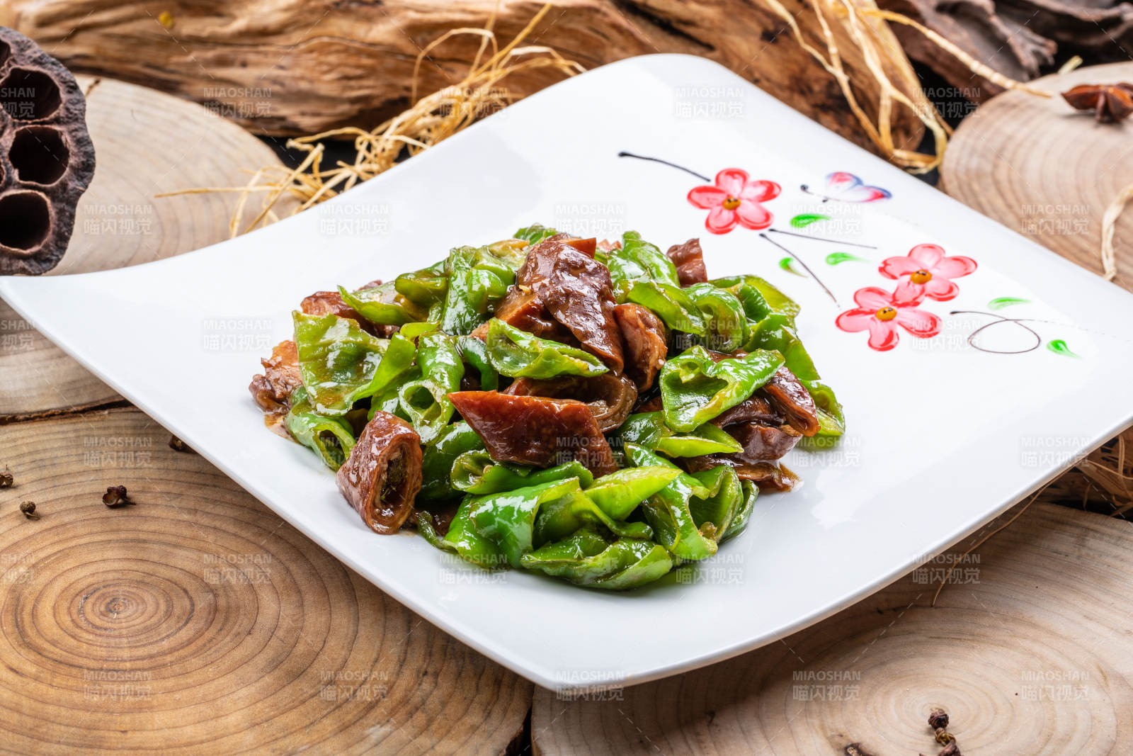 尖椒烧肥肠摆放在樟木砧板上