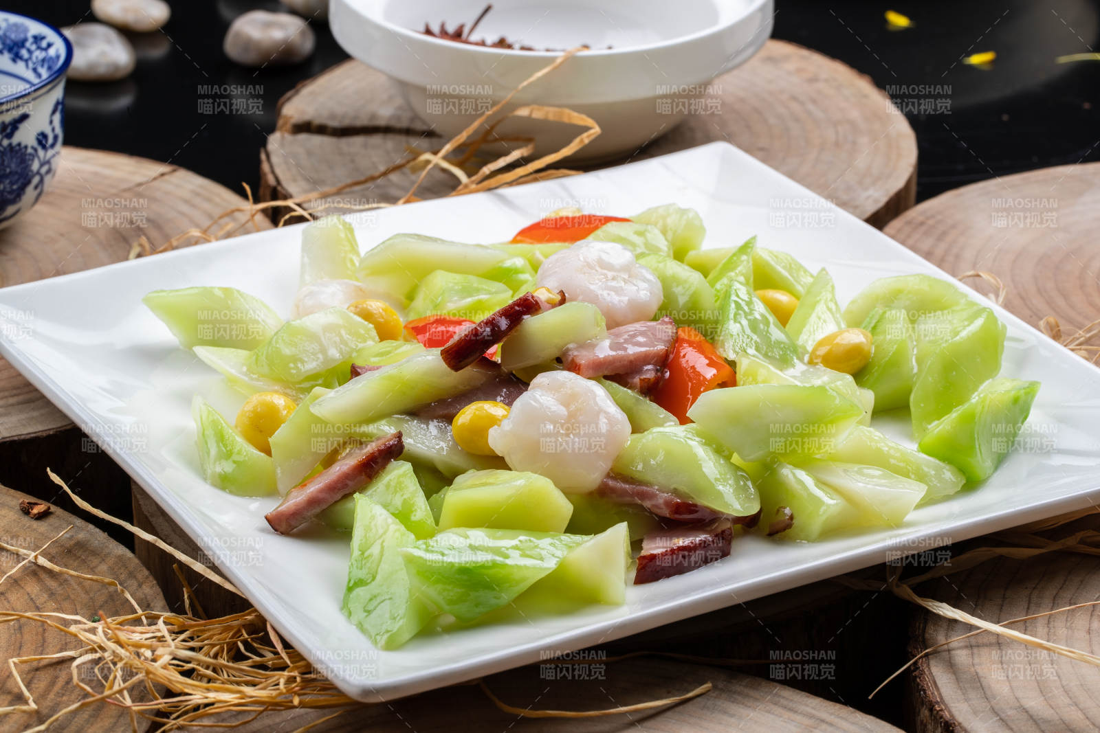 銀杏彩椒絲瓜燴臘肉大蝦仁