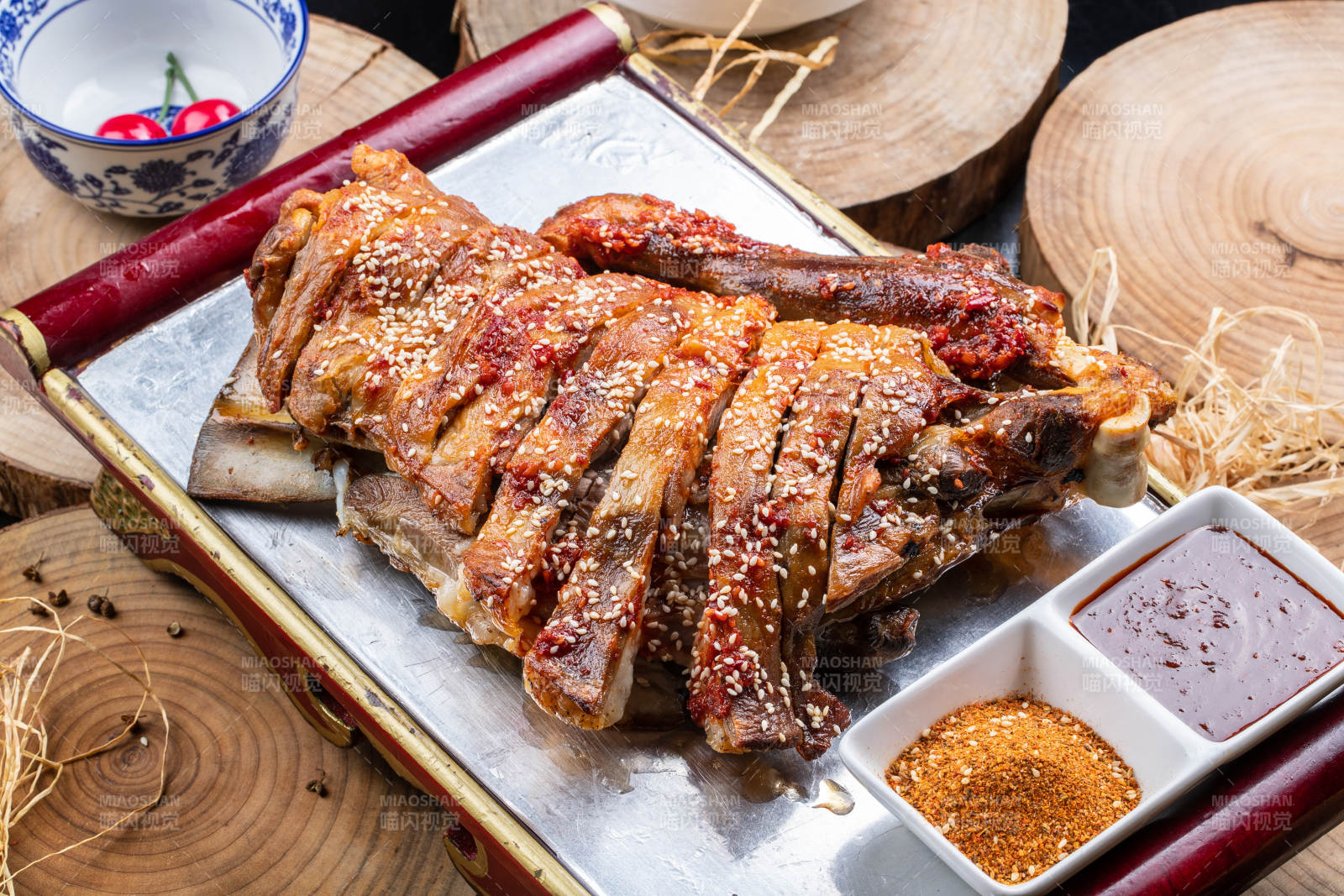 塞外草原烤羊腿摆放在樟木砧板上