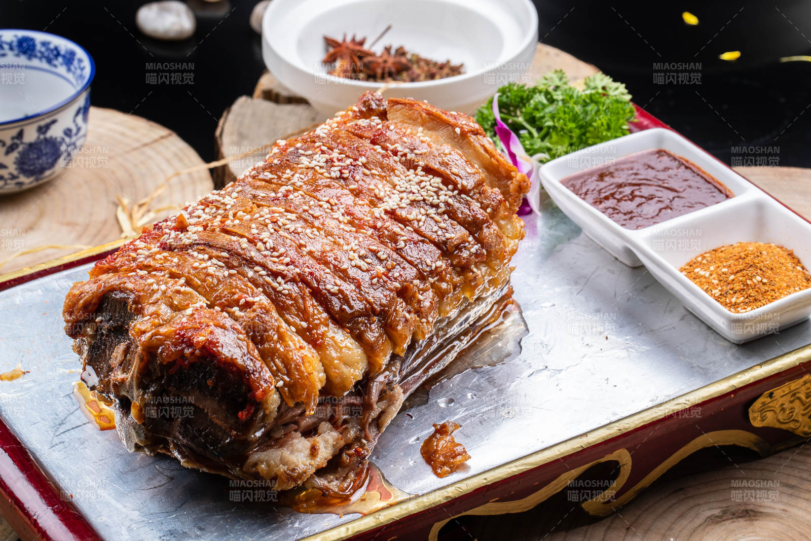 紅漆木盤裝的蒙古烤羊背擺放在樟木砧板上