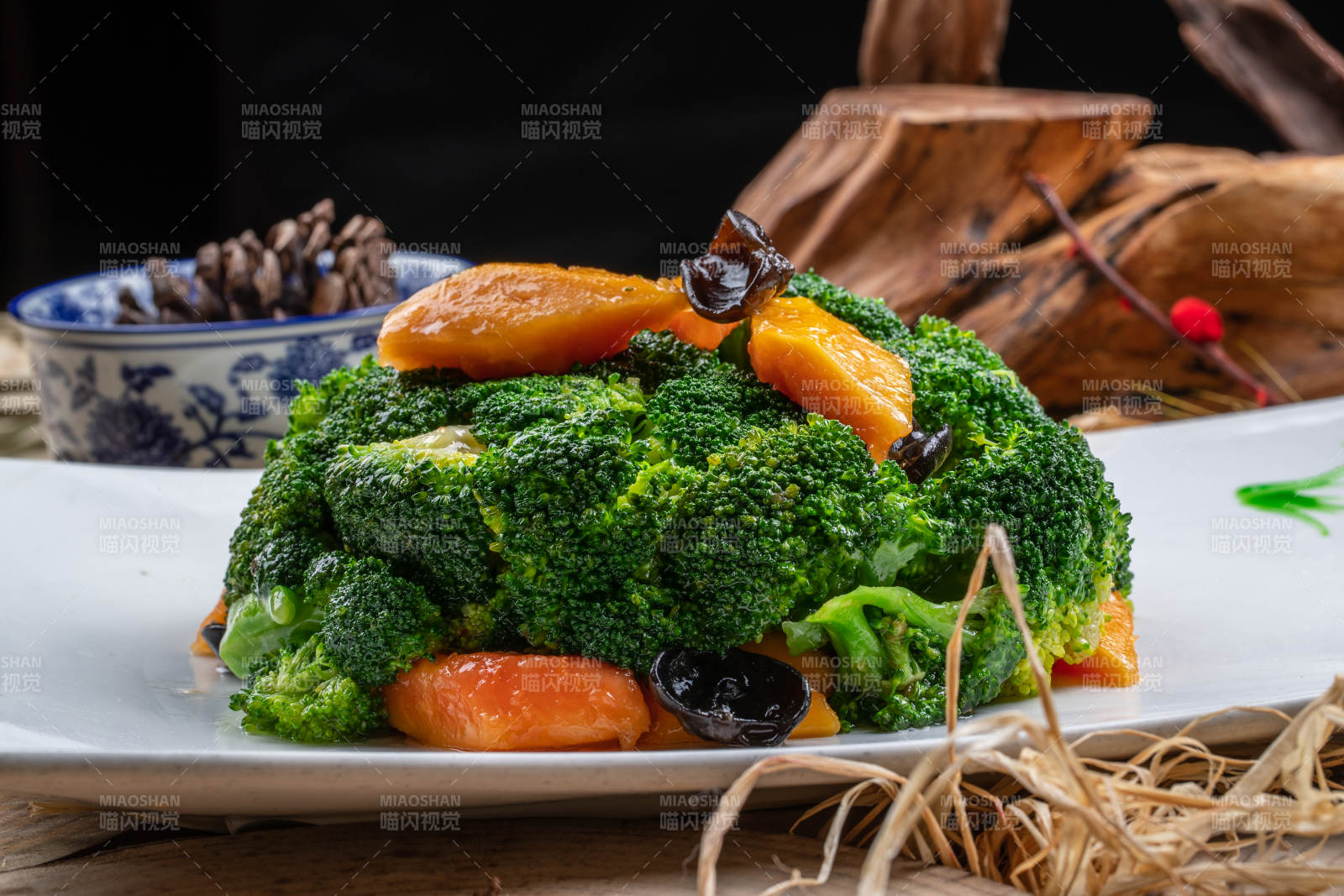 白色梅花瓷盘装的白灼西蓝花摆放在寿司帘上-摄影图