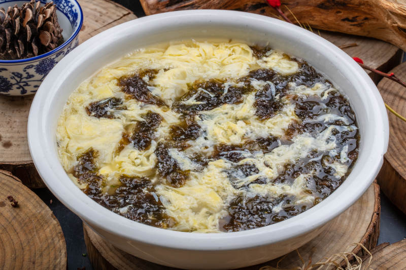 白瓷盆装的紫菜鸡蛋汤