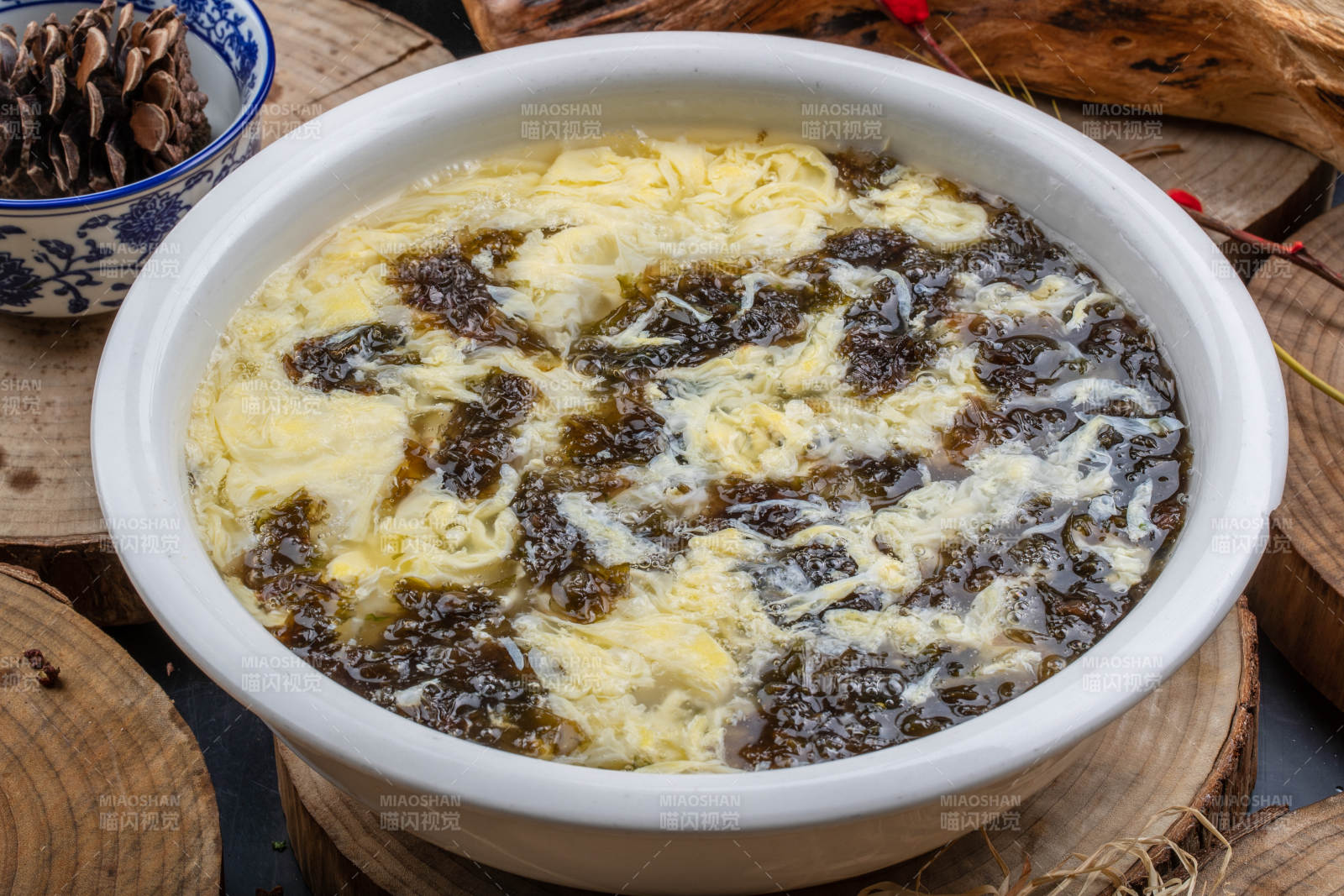 白瓷盆装的紫菜鸡蛋汤