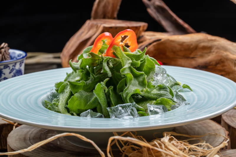 青瓷盘装的冰镇穿心莲