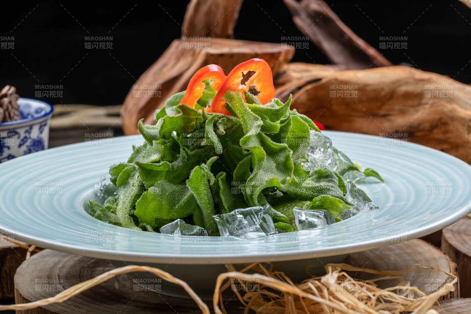 青瓷盘装的冰镇穿心莲