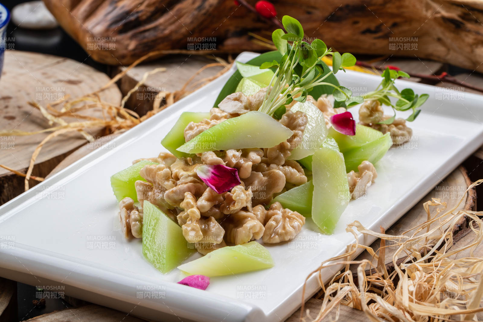 白瓷盘装的西芹鲜桃仁