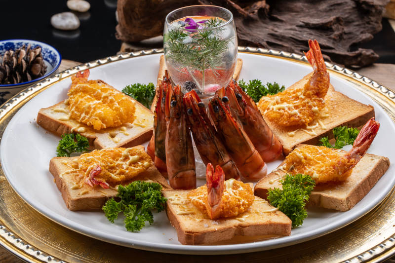 白色瓷盘装的天妇罗炸虾