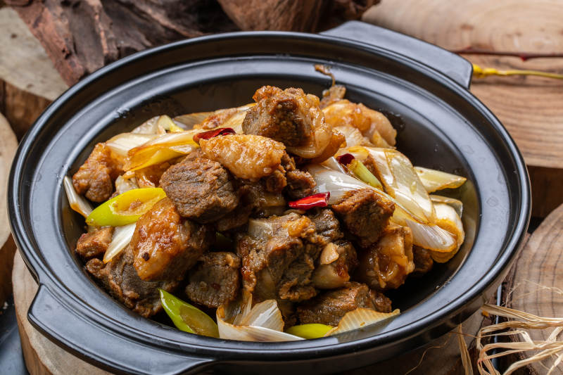 黑色砂锅装的砂锅大葱煲牛腱子肉