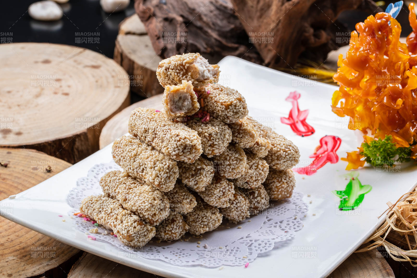 白瓷盤裝的甜口油炸麻仁芋頭