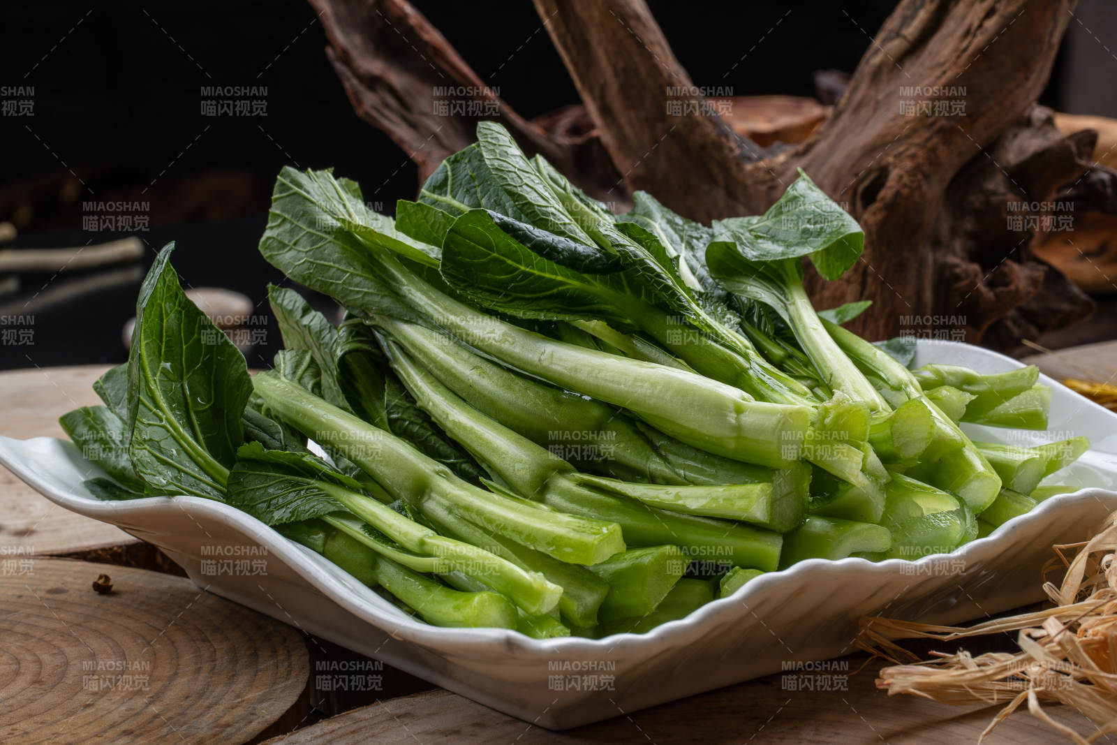 白色瓷盘装的生鲜新鲜菜心