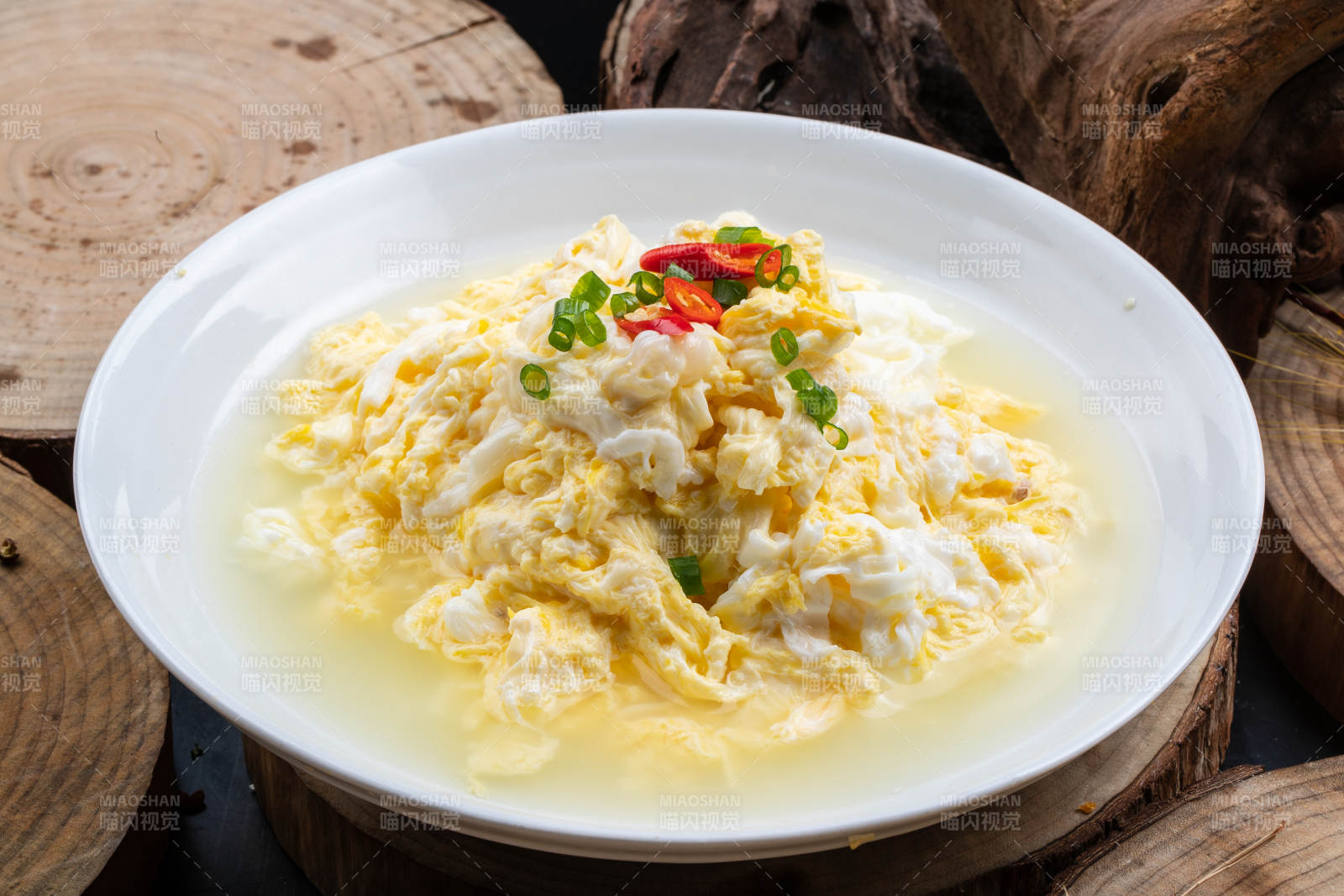 白色瓷盘装的泉水炒鸡蛋