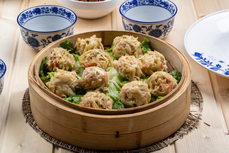 籠屜裝的香蒸蘿卜粗糧素丸子