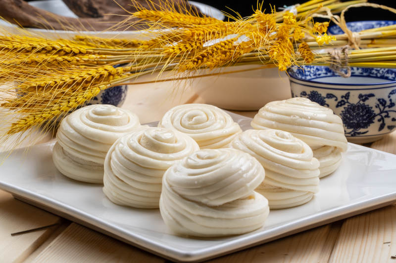 白瓷盘装的白面蒸花卷