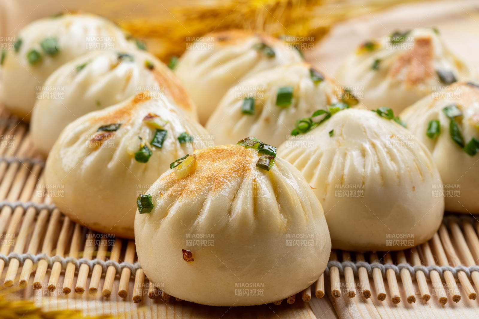 寿司帘上的的美味生煎包