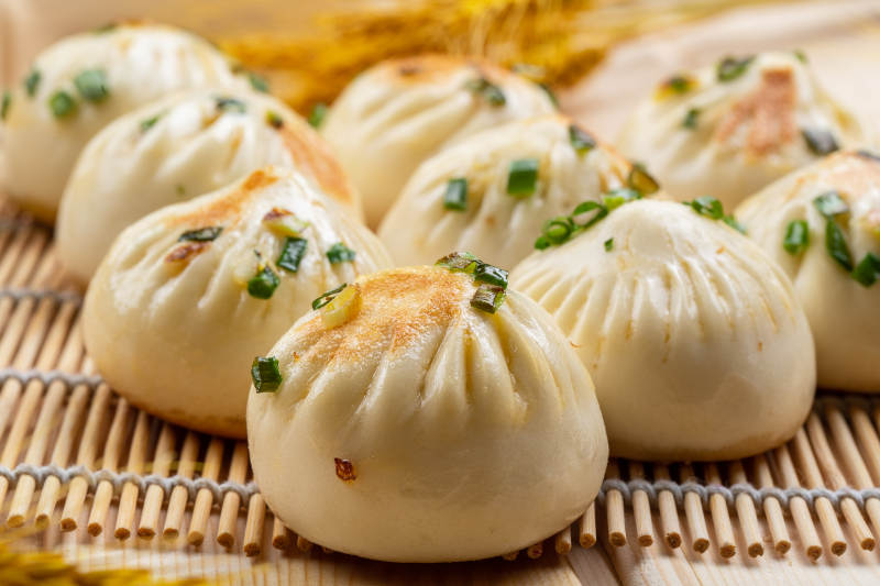 寿司帘上的的美味生煎包