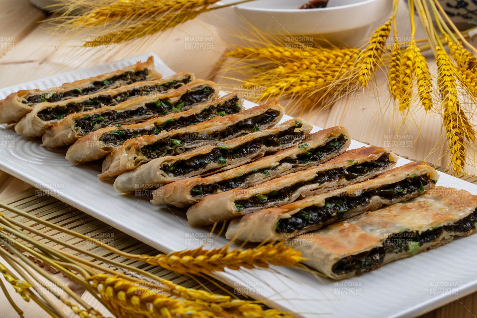 白瓷盤裝的地皮菜雞蛋素盒子